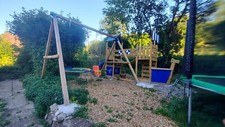 Outdoor Kinderspielhaus mit Schaukel & Sandkasten