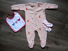 Baby-Overall + Lätzchen +