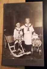 Mädchen imt Puppe Puppenwagen