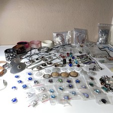 100 tlg. Modeschmuck Bastler-Lot, Ringe, Ketten,Angänger,Ohrringe,Armreif/Bänder