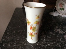 Porzellanvase mit Goldrand und