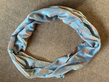 einfacher Loop-Schal, grau mit orangenen Peace-Zeichen, getragener Artikel