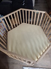 Laufgitter aus Holz für Babys