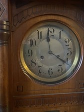Wanduhr aus massivem Holz mit