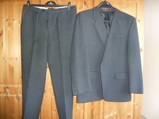 schwarzer Nadelstreifen-Anzug