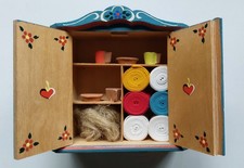 Puppenstuben- Aussteuerschrank Dora Kuhn, Holz, mit Inhalt
