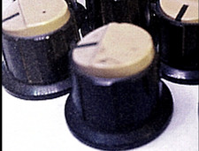 1 x VINTAGE KORG KNOPF-KNOBE - FÜR POLYSIX POLY-61 MONOPOLY TRIDENT beige grau ?