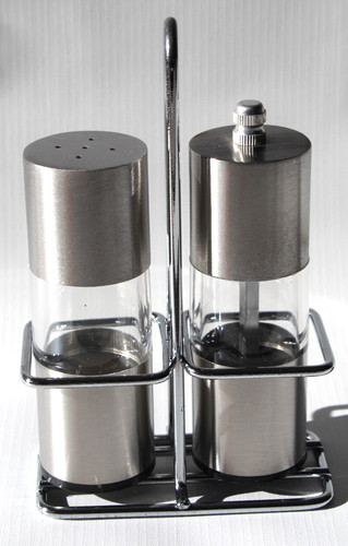 Salzstreuer und pfeffermühle - und,