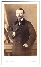 Fotografie J. B. Täschler, St. Gallen, Herr im dunklen Anzug mit Spitzbart 