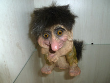 Nyform  Troll  Nachdenklich