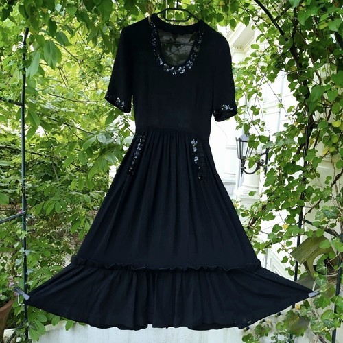 Schwarzes kleid aus crepe - schwarzes,