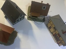 Modelleisenbahn, Konvolut von 4 Modellhäuschen, Fachwerkhaus, Stellwerk,