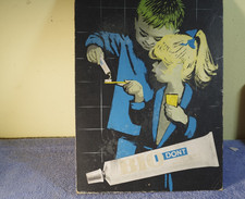 Werbeschild aus Pappe mit der