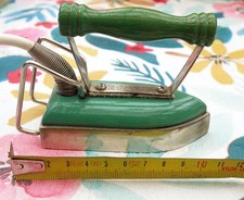 Kleines Reise-Bügeleisen, retro, Vintage "Travella" 110/250Volt - guter Zustand