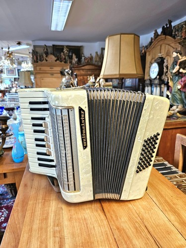 Vintage piano akkordeon der - vintage, piano-akkordeon