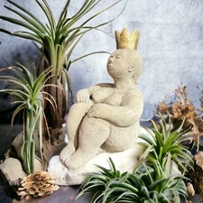 Sitzende Prinzessin mit großer Krone als robuste Steinfigur