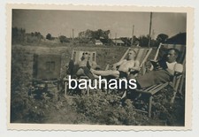 Foto Offiziere im Liegestuhl