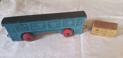 Blauer eisenbahnwagen aus holz - blauer,