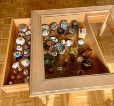 Tisch mit Schublade und Glasplatte