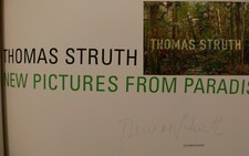 Thomas Struth signiert Katalog