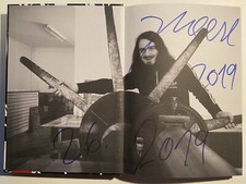 Jonathan Meese signiert