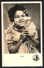 Schauspielerin Toxy lächelnd mit Blumenstrauß, Ansichtskarte 