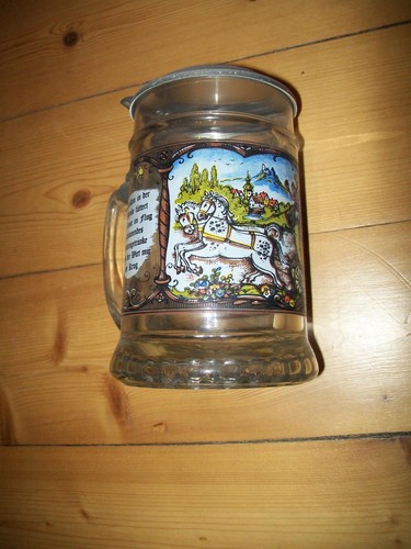 Bierkrug hoch auf dem - 1,