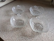 4 Glasschalen in Apfelform für Nachspeisen/Süßes - Unterseite geriffelt 