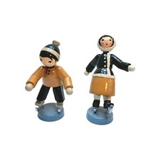 Winterkinder auf Schlittschuh