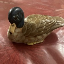 Dekoente aus glasiertem Ton