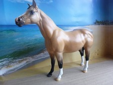 altes Pferd mit neuem Anstrich