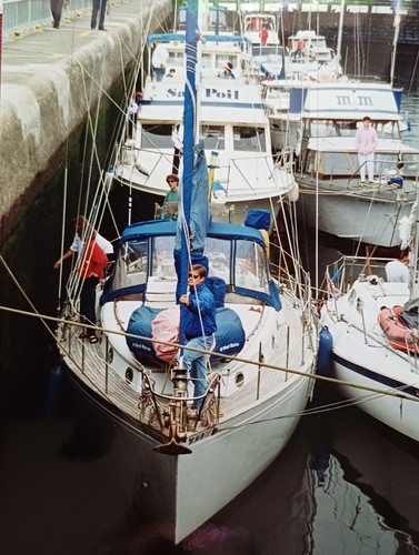 Frau steht auf - , segelboot