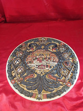 Alter Wandteller Szenerie König ? Ritter Schwerter Fabelwesen Kunstguss (4520)