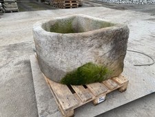 Alter Brunnen aus Grauem Sandstein Steintrog halbrund