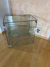 Glasvitrine hängend
