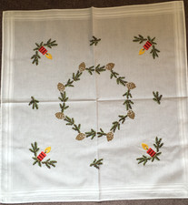 Handgestickte Mitteldecke /