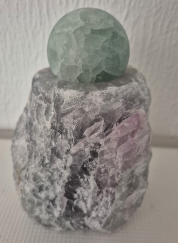Brunnenstein mit kugel - brunnenstein,