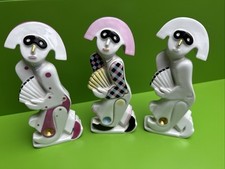 Drei mal„Pierrot mit Hut“, staffiert in Schwarz, Rosa und Gold.