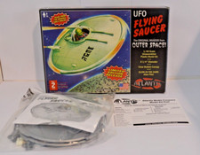 ATLANTIS UFO FLIEGENDE UNTERTASSE 1/48 MASSSTAB PLASTIK MODELLBAUSATZ UNMADE NEU IN BOX