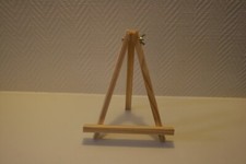 Tischstaffelei aus hellem Holz