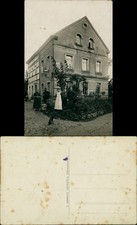 .Sachsen Familie vor Wohnhaus