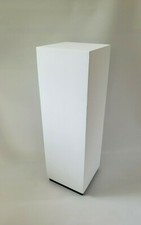 Wolkenstube Dekosäule weiss mit schwarzen Sockel, Galeriesockel weiss, Podest