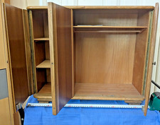 3-türiger Puppen-Wäsche-/Kleiderschrank Holz massiv Nussbaum um 1930 sGUT