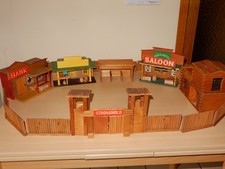 Timpo oder Elastolin ,hong kong DDR  Spielzeug Fort Western und Häuser