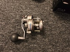 Daiwa Saltiga 15 HL Linkshand