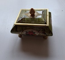 Alte schöne antike Blechdose mit Deckel und 4 Füße hellgrün mit Blumen Dekor Tin