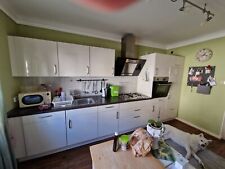 Küchenzeile mit und ohne Geräte