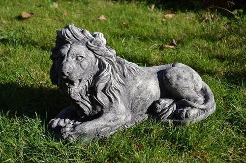 Liegender löwe aus steinguss - liegender,