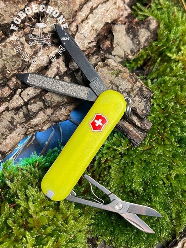 Victorinox classic stayglow - victorinox,