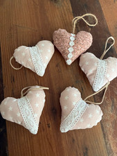 5 Herzen  Landhaus Deko Stoffherzen rosa mit Spitze Stoffherzen